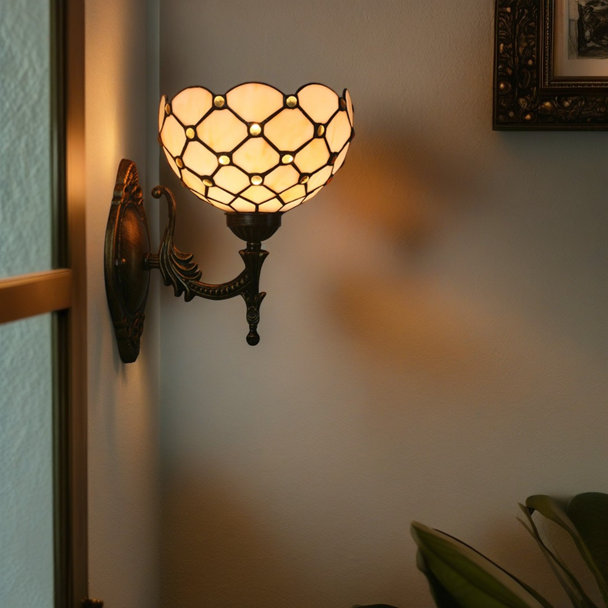 Traditional Tiffany Half Circle Alloy Iron 1-Light Wall Sconce Lamp For Bedroom
